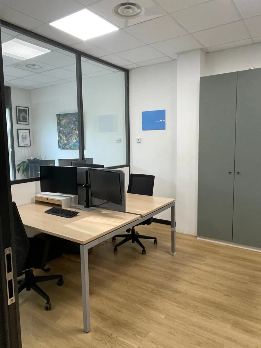 Bureau de travail du cabinet avec postes informatiques
