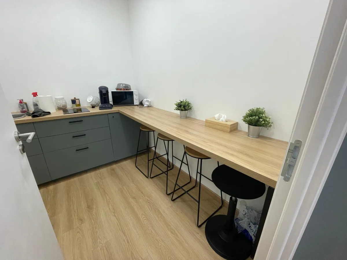Espace détente de l'équipe avec comptoir en bois
